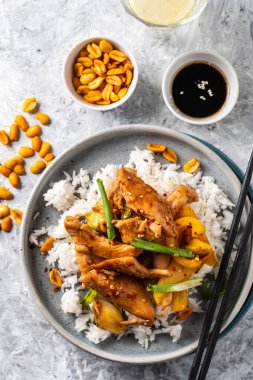 Kung Pao tavuk, tavuk, fıstık, sebze ve biber ile tavada Çin sichuan geleneksel sichuan çanak.