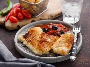 Domates-zeytin soslu ve patatesli kızarmış balık