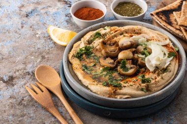 Mantar ve soğan ile geleneksel Akdeniz humus. Kırmızı biber, zeytinyağı, soğan, mantar ve baharatile Klasik Humus.