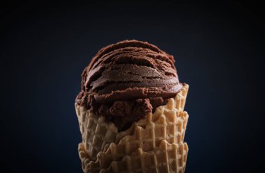 Waffle konisinde çikolatalı dondurma. Makro çekimi.