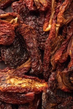 Beyaz izole domates kurutulmuş sebze cips. Organik diyet ve vegan gıda.