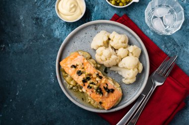 Ananas ve karnabahar ile Solomon fileto. Sebzeli balık. Copyspace.