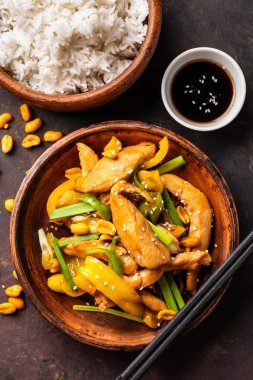 Kung Pao tavuk, tavuk, fıstık, sebze ve biber ile tavada Çin sichuan geleneksel sichuan çanak. Kung pao tavuk pilavı , Çin yemekleri. 