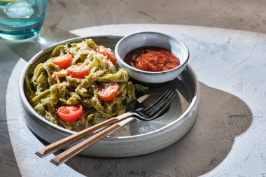 Kabak, domates ve morina ile ev yapımı Tagliatelle makarna.