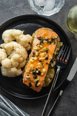 Ananas ve karnabahar ile Solomon fileto. Sebzeli balık.