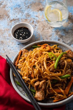 Teriyaki soslu domuz eti ile Asya erişte, yeşil fasulye, havuç ve shiitake mantar ile. Üstte görüntü.