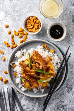 Kung Pao tavuk, tavuk, fıstık, sebze ve biber ile tavada Çin sichuan geleneksel sichuan çanak.