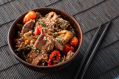 Sığır eti, mantar, kiraz domates ve tatlı biber ile Soba erişte. Asya mutfağı.