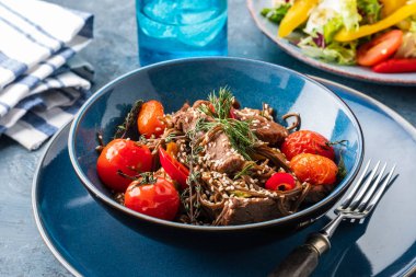 Sığır eti, mantar, kiraz domates ve tatlı biber ile Soba erişte.