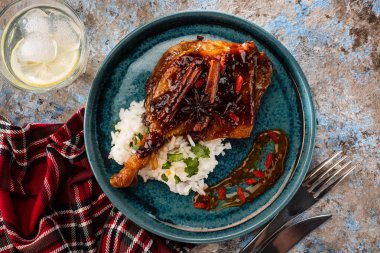 Ördek bacak pirinç ve goji çilek ile confit. Geleneksel Fransız mutfağı. Yukarıdan görüntüle.