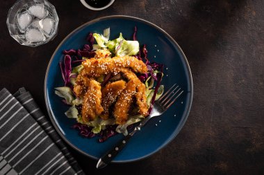 Sıcak cam tavuk, salata susam serpilir. Çin mutfağı. Asya kültür.