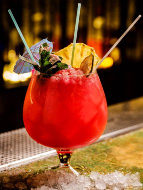 Meyveli taze tropikal kokteyl. Barda alkollü, alkolsüz içecek.