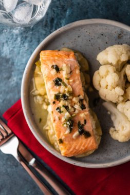 Ananas ve karnabahar ile Solomon fileto. Sebzeli balık.