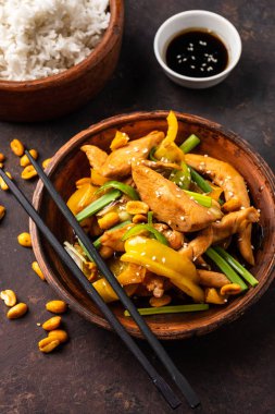 Kung Pao tavuk, tavuk, fıstık, sebze ve biber ile tavada Çin sichuan geleneksel sichuan çanak.