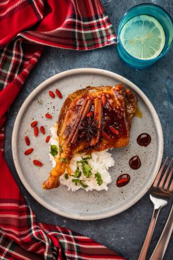 Ördek bacak pirinç ve goji çilek ile confit. Geleneksel Fransız mutfağı. Yukarıdan görüntüle.