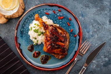 Ördek bacak pirinç ve goji çilek ile confit. Geleneksel Fransız mutfağı. Yukarıdan görüntüle.
