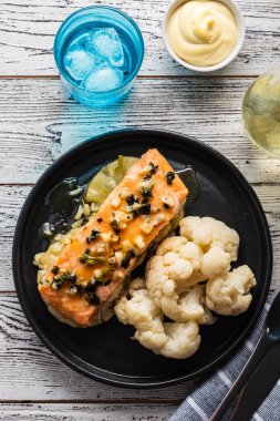 Ananas ve karnabahar ile Solomon fileto. Sebzeli balık.