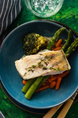 Kuşkonmaz, brokoli ve havuçlu tünek fileto. Kızarmış balık ve yahni..