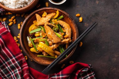 Kung Pao tavuk, tavuk, fıstık, sebze ve biber ile tavada Çin sichuan geleneksel sichuan çanak. Üst te. Kopyalama alanı. 