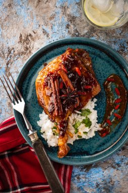 Ördek bacak pirinç ve goji çilek ile confit. Geleneksel Fransız mutfağı. Yukarıdan görüntüle.