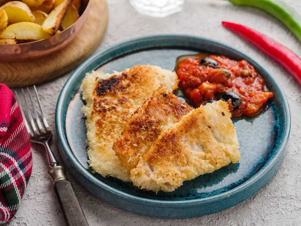 Domates-zeytin soslu ve patatesli kızarmış balık