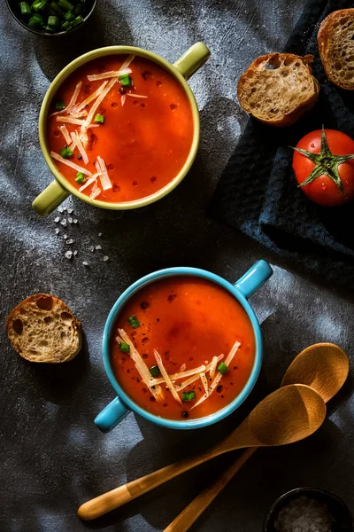 Červená Vegetariánská Rajčatová Polévka Tmavém Pozadí Pohled Shora Koncepce Zdravého — Stock fotografie