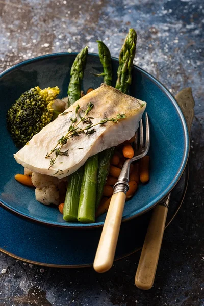 Kuşkonmaz, brokoli ve havuçlu tünek fileto. Kızarmış balık ve yahni..