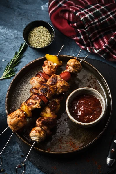 鸡肉串与蘑菇 樱桃番茄和甜椒 烤肉串 顶部视图 — 图库照片