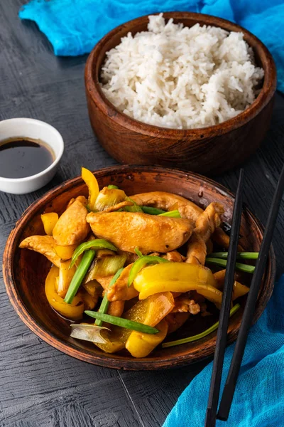 Kung Pao tavuk, tavuk, fıstık, sebze ve biber ile tavada Çin sichuan geleneksel sichuan çanak.