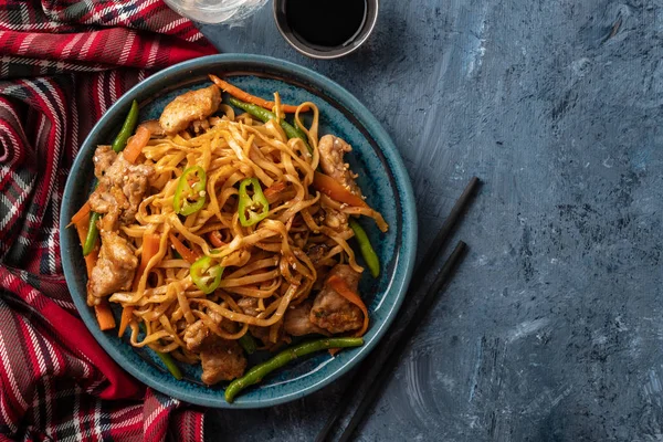 Teriyaki soslu domuz eti ile Asya erişte, yeşil fasulye, havuç ve shiitake mantar ile. Üstte görüntü.