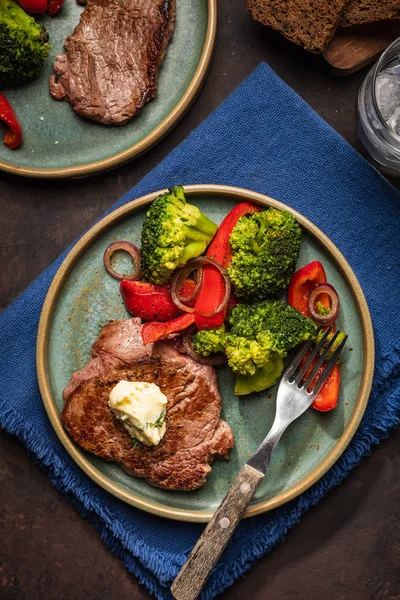 Gegrilde Biefstuk Met Lookboter Groenten Vlees Met Gegrilde Paprika Broccoli — Stockfoto
