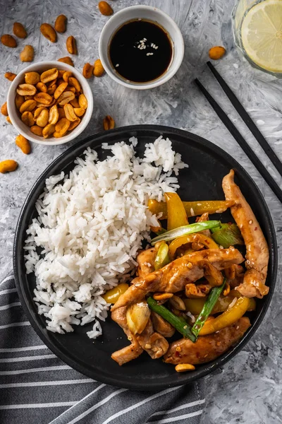 Kung Pao tavuk, tavuk, fıstık, sebze ve biber ile tavada Çin sichuan geleneksel sichuan çanak.