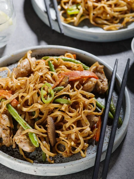 Teriyaki soslu domuz eti ile Asya erişte, yeşil fasulye, havuç ve shiitake mantar ile