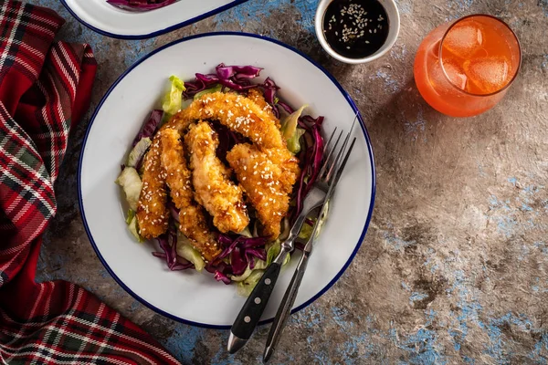 Sallad Med Varm Inglasning Kyckling Beströs Med Sesamfrön Kinesiska Köket — Stockfoto