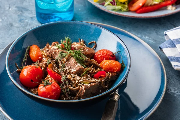 Soba Nudeln Mit Rindfleisch Pilzen Kirschtomaten Und Paprika — Stockfoto