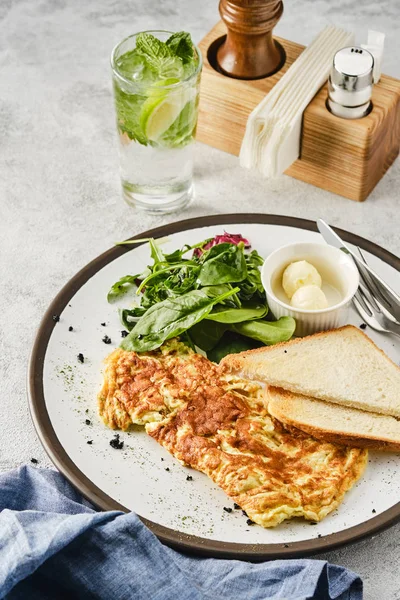 Omelet Con Erbe Pane Burro Colazione Sana — Foto Stock