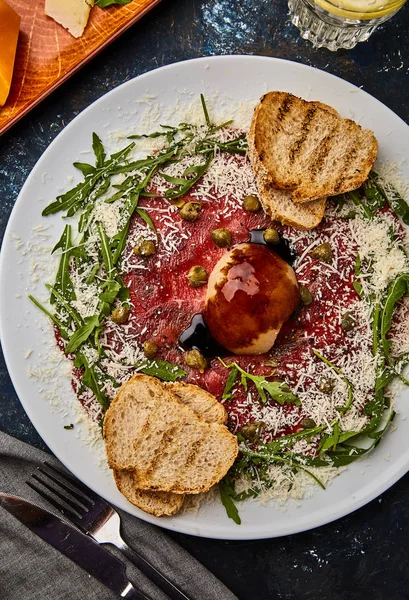 Carpaccio Carne Com Parmesão Croutons — Fotografia de Stock