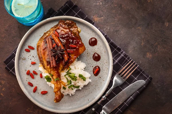 Eendenpoot Confit Met Rijst Goji Bessen Traditionele Franse Gerechten Uitzicht — Stockfoto