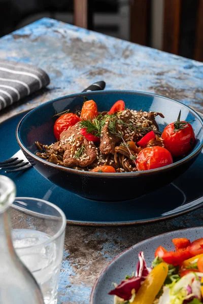 Soba Nudlar Med Nötkött Champinjoner Körsbärstomat Och Paprika — Stockfoto