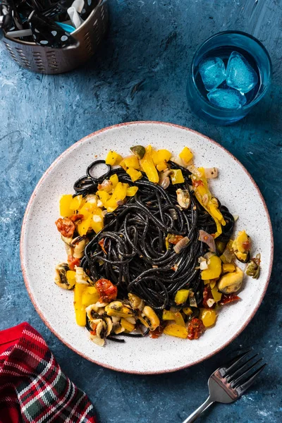 Pastas Negras Con Mariscos Anchoas Tomates Pimientos Vista Superior — Foto de Stock