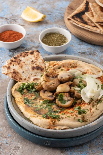 Hummus Mediterania Tradisional Dengan Jamur Dan Bawang Hummus Klasik Dengan — Stok Foto