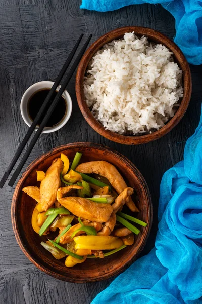 Kung Pao tavuk, tavuk, fıstık, sebze ve biber ile tavada Çin sichuan geleneksel sichuan çanak.