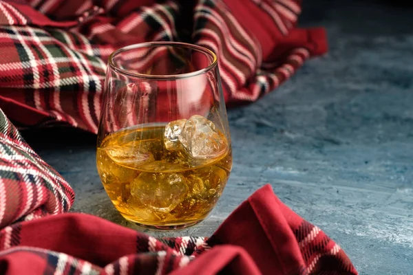 Natura Morta Con Bicchiere Bourbon Bicchiere Whisky Con Ghiaccio Concetto — Foto Stock