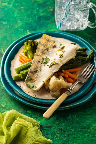 Kuşkonmaz, brokoli ve havuçlu tünek fileto. Kızarmış balık ve yahni..