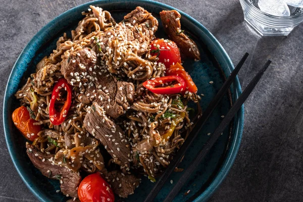 Sığır eti, mantar, kiraz domates ve tatlı biber ile Soba erişte. Asya mutfağı.