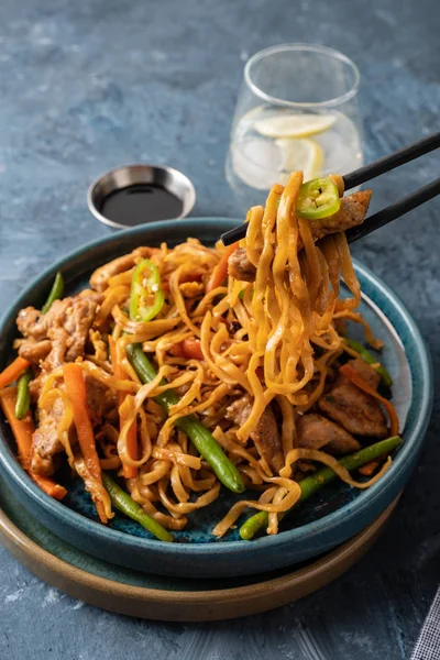 Teriyaki soslu domuz eti ile Asya erişte, yeşil fasulye, havuç ve shiitake mantar ile