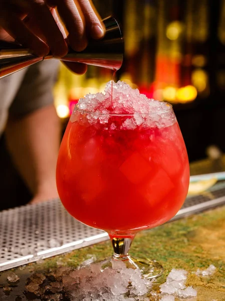 Mani Maschili Versando Ingrediente Cocktail Rosso Grande Bicchiere Bevande Alcoliche — Foto Stock