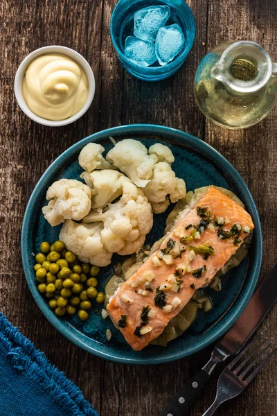 Ananas ve karnabahar ile Solomon fileto. Sebzeli balık.