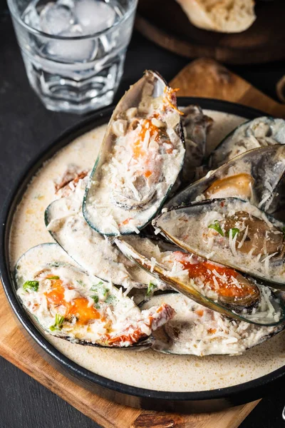 Mavi peynir sosu ve sarımsak baget ile midye