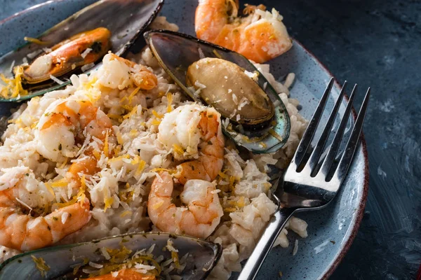 Deniz ürünleri ile Risotto. Karidesli ve midyeli pilav. Akdeniz mutfağı. Close.